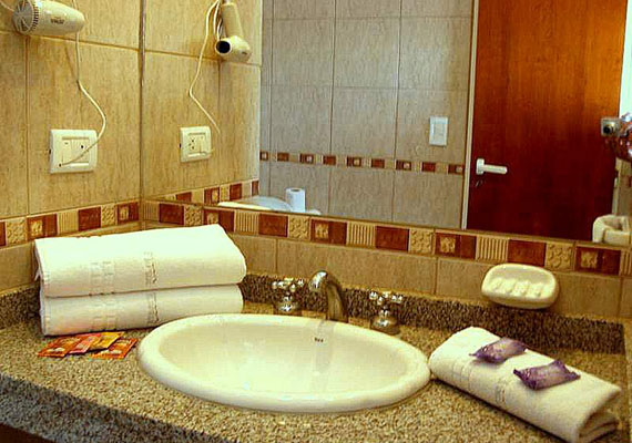 Modernas y luminosas Cabañas en planta baja para 2 personas. Baño completo, con secador de pelo.
